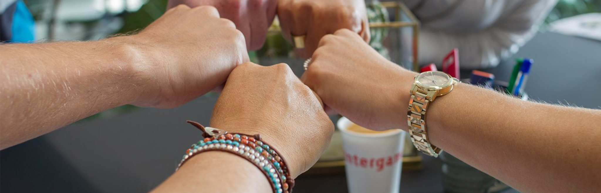 Handen bij elkaar, teamwork door Intergamma collega's